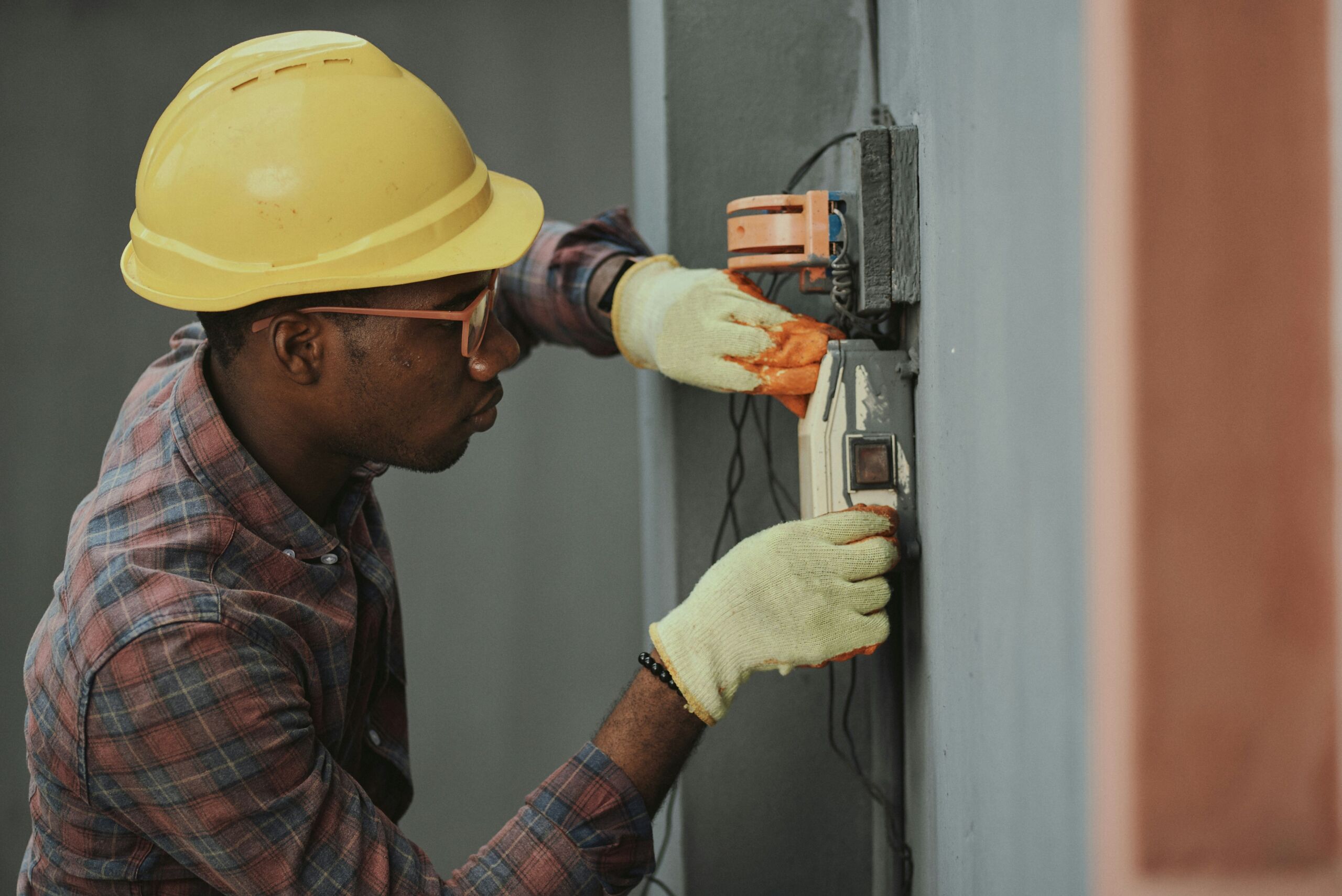 emmanuel-ikwuegbu-_2AlIm-F6pw-unsplash person doing work